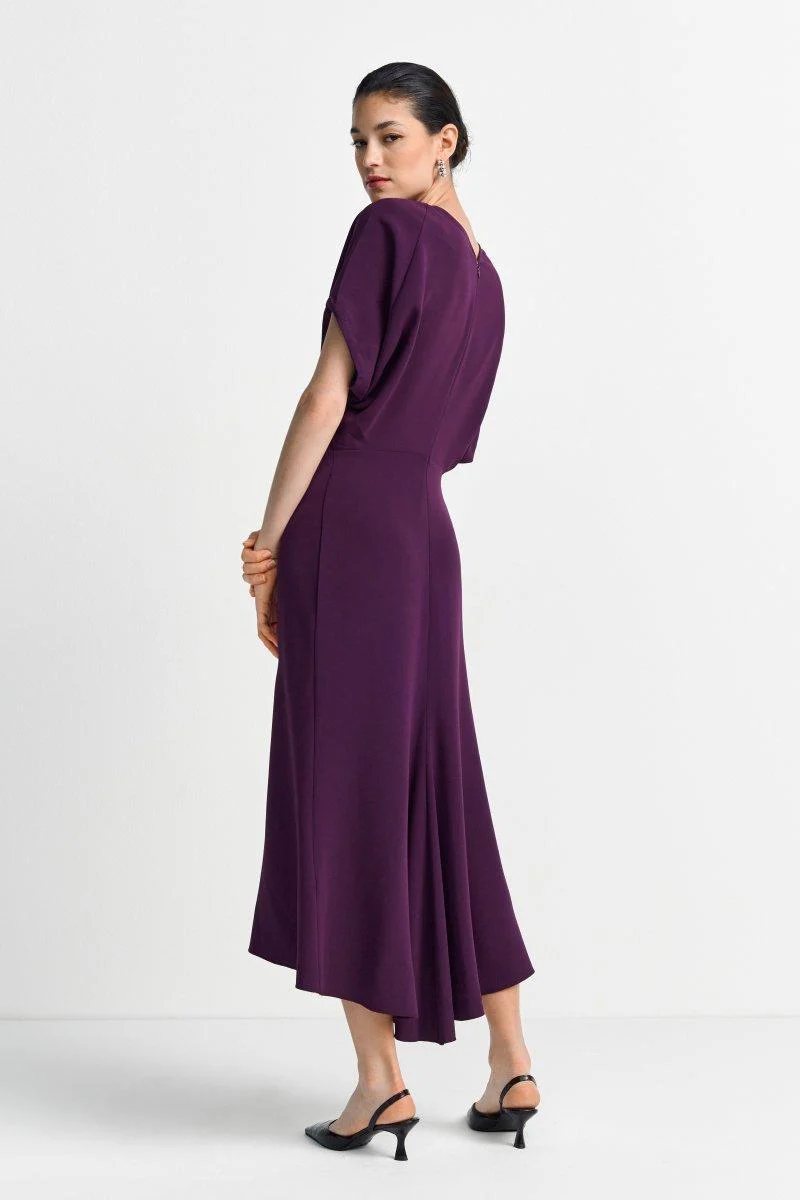 Tailliertes Midikleid mit V-Ausschnitt - Image 10