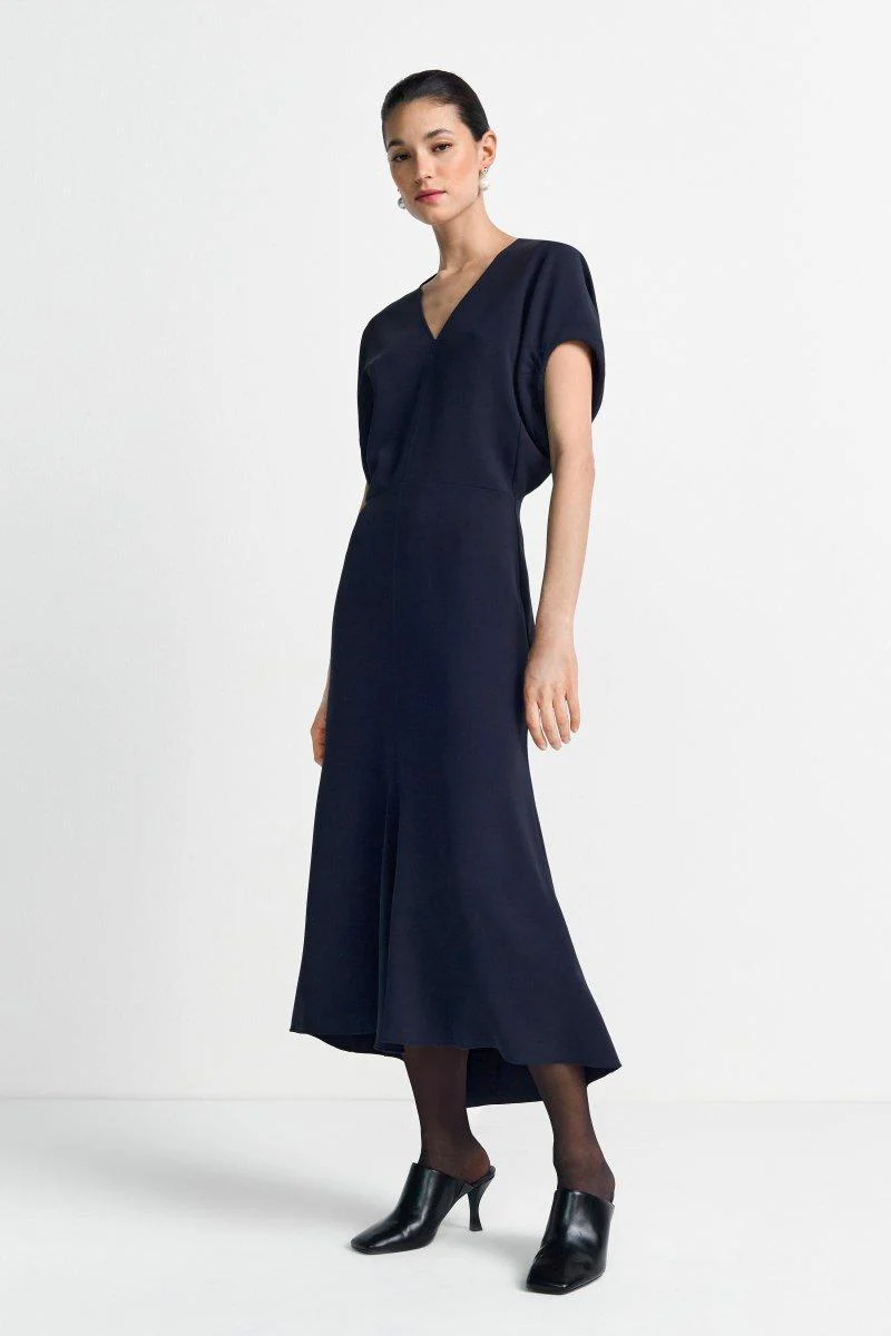Tailliertes Midikleid mit V-Ausschnitt - Image 3