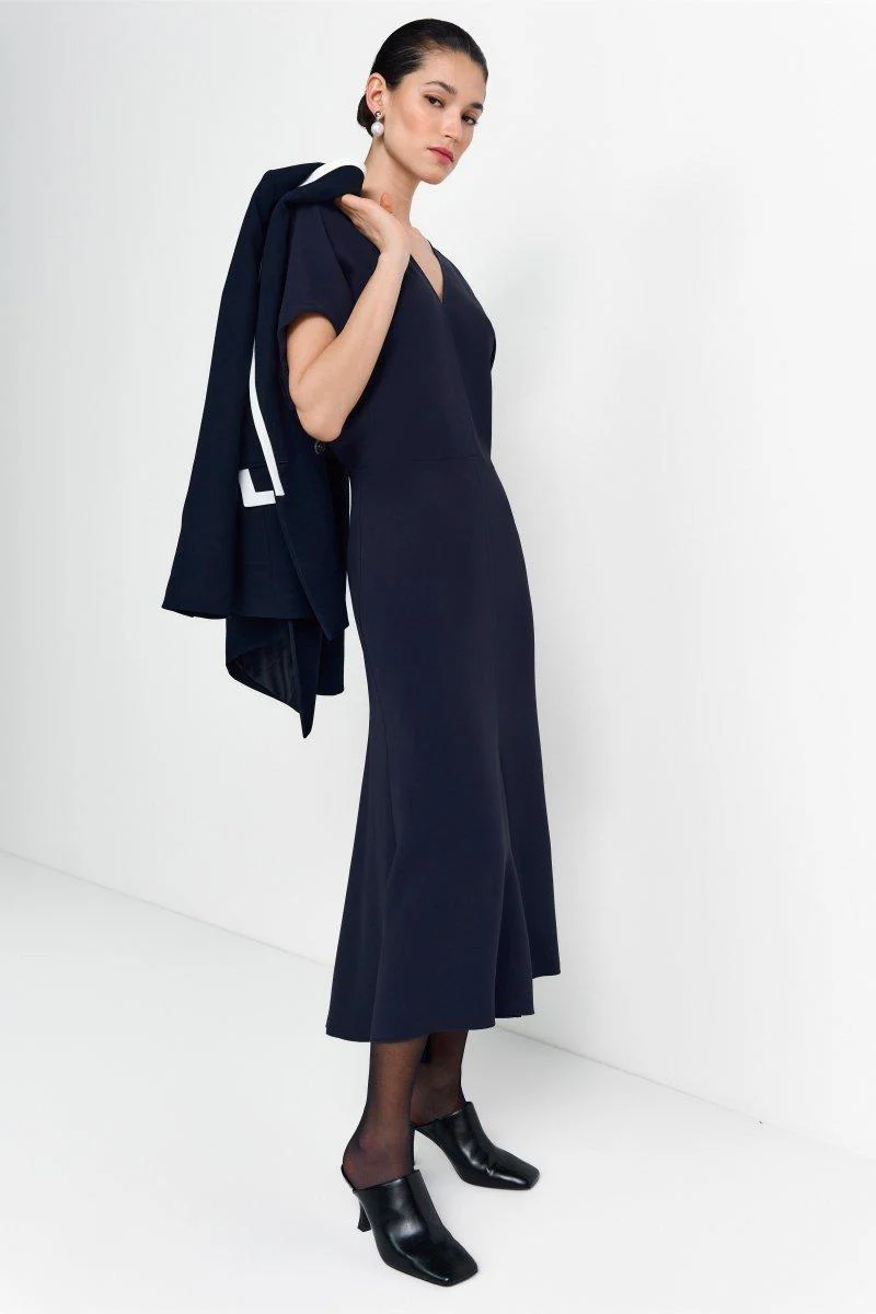 Tailliertes Midikleid mit V-Ausschnitt - Image 5