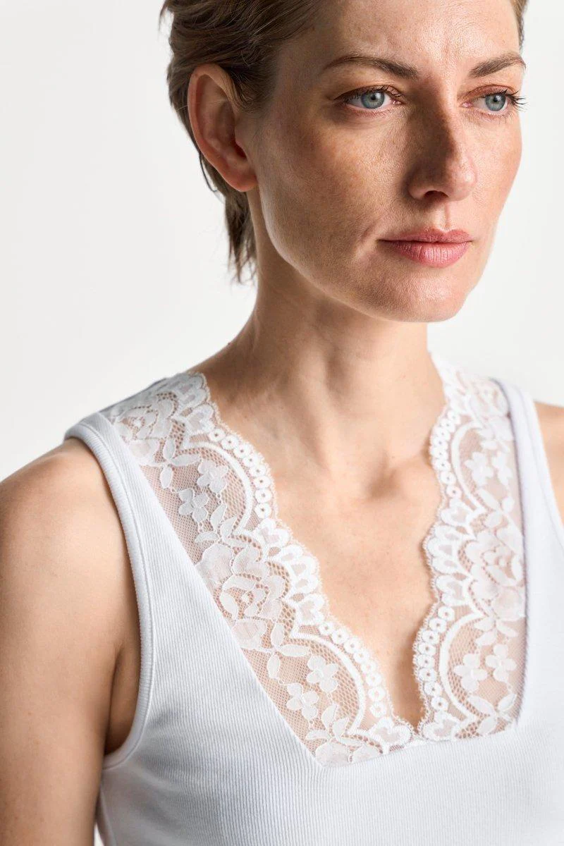 Figurbetontes Spitzentop aus Rippjersey - Image 4